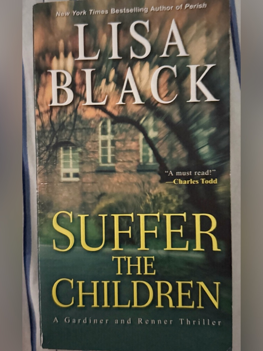 Lisa Black "Suffer the Children" Paperback Thriller - Green Cover